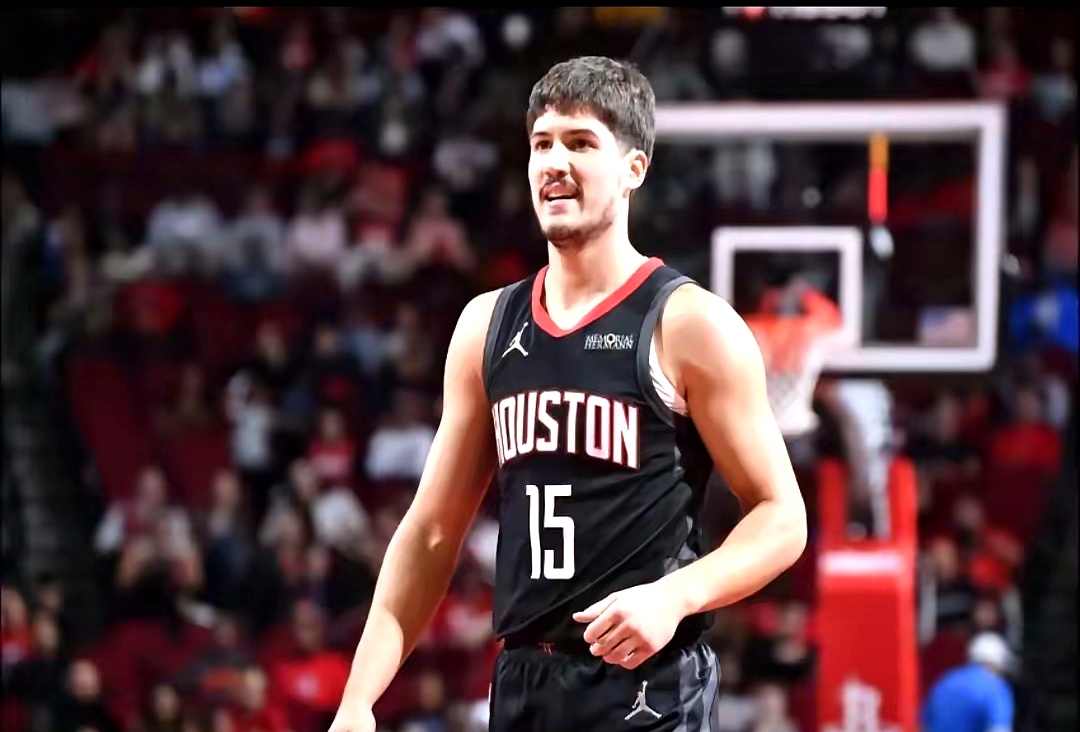 爱游戏-火箭队正在寻找替代中锋解决内线问题英文